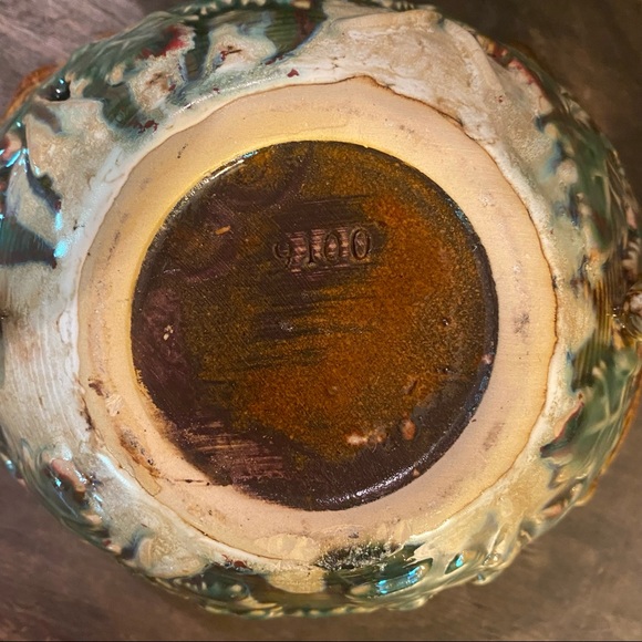 Two Handled Leaf Patterned Pottery Bowl - Stamped “ 9100 “ - Picture 7 of 7